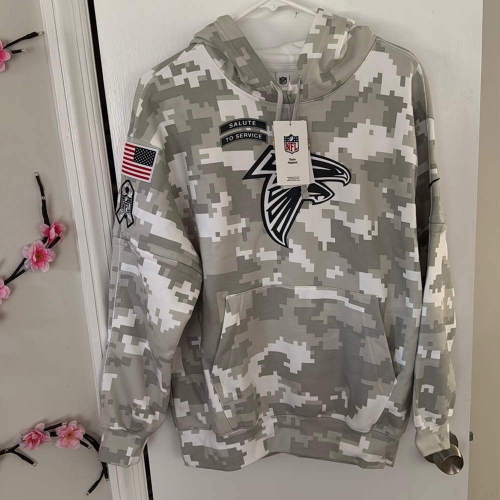 SALUTE TO SERVICE HOODIE SIZE XS can fit a M.